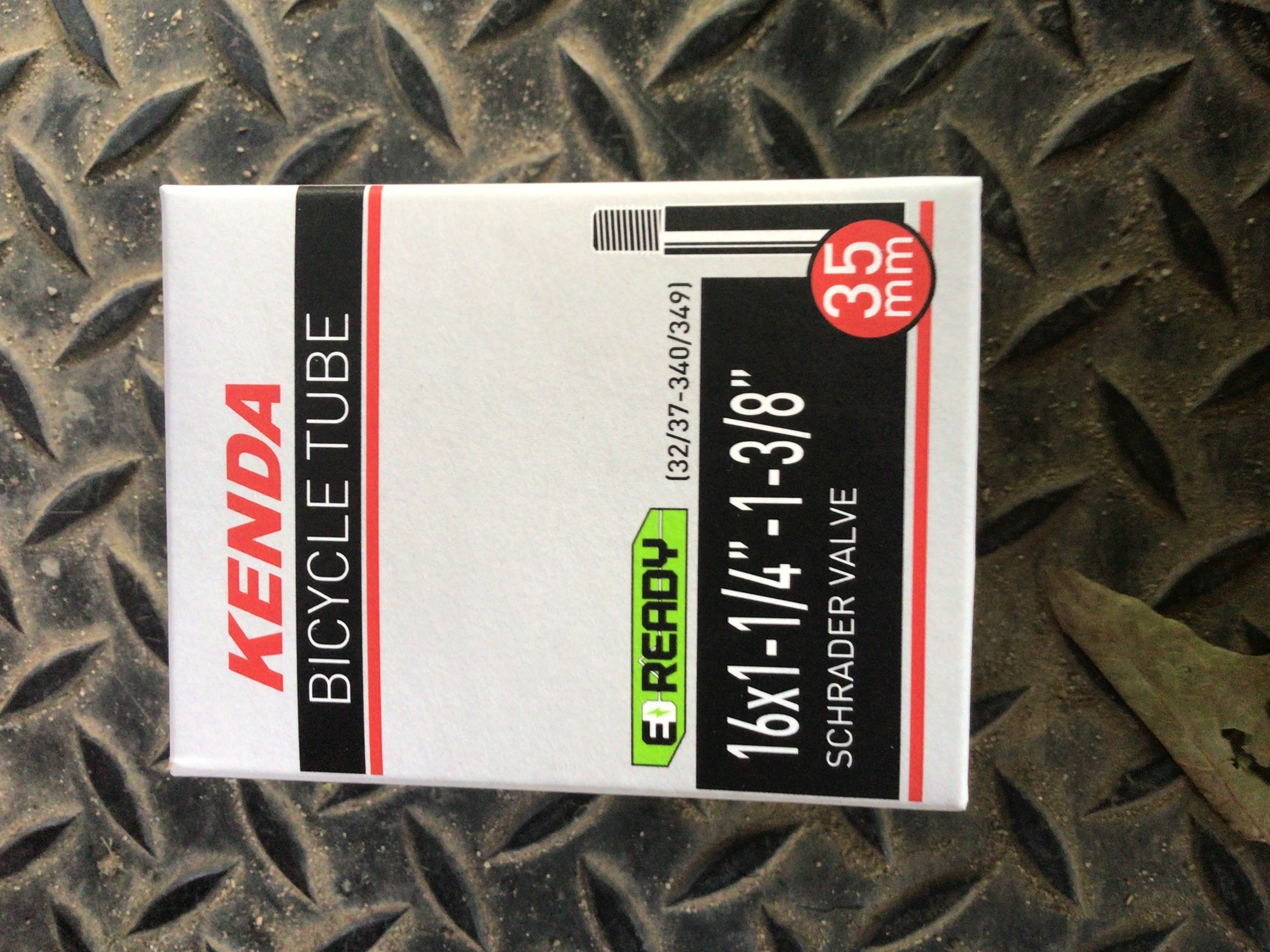 16x1 1/4 – 1 3/8  kenda 35mm schrader tube
